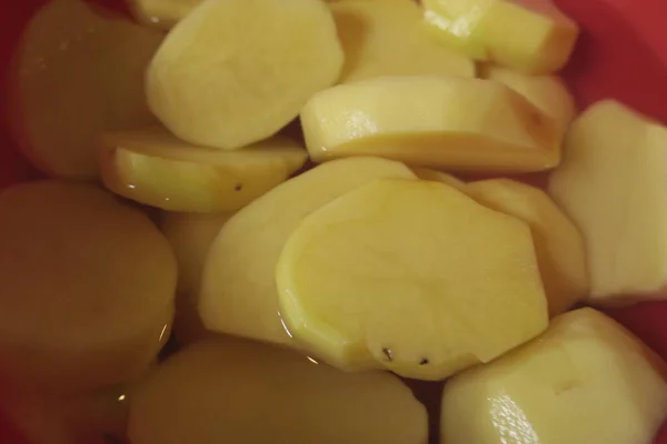 Patatesler Parçalara Ayrılmış Suya Batırılmış — Stok fotoğraf
