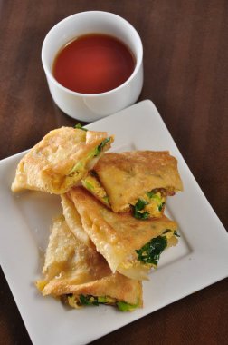 Martabak Telor veya Martabak Telur. Yumurta, et ve baharatla doldurulmuş tuzlu tavada kızartılmış hamur işi.