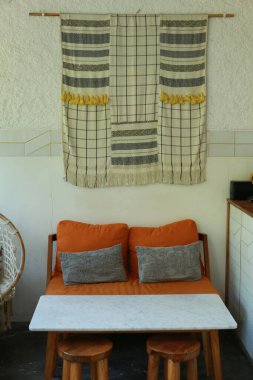 Rahatlamak için odada turuncu koltuk var.