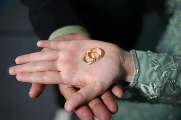 Ένα Ζευγάρι Δαχτυλίδια Στα Χέρια Της Νύφης Και Του Γαμπρού — Φωτογραφία Αρχείου