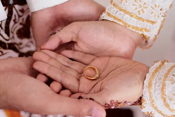 Anéis Nas Mãos Noiva Noivo — Fotografia de Stock