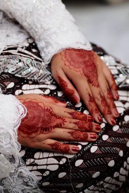 Gelin Innai 'yi elinde tutuyor.