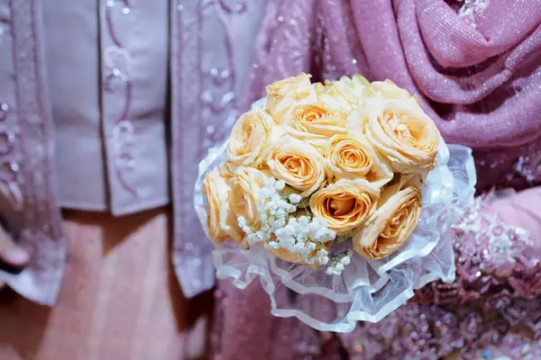 Noiva Tem Arranjo Flores Sua Mão — Fotografia de Stock