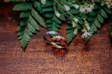 Tahta bir masada bir çift yüzük.