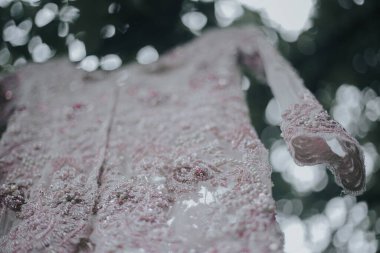 Gelinin elbisesi bir ağaç dalında asılı.