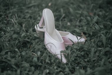 Gelinin beyaz topuklularını çimlere yakın tut.