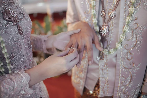 Nahaufnahme Der Hand Der Braut Indem Sie Den Ring Auf — Stockfoto