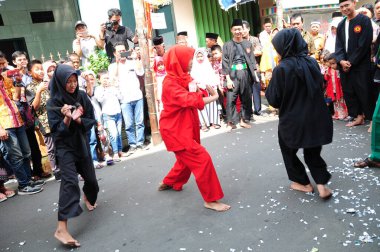 Jakarta, Endonezya 25 Nisan 2019: Palang Pintu, damat Jakarta, Endonezya 'dan Betawi Kültür olarak gelin evine girmeden önce düğün töreninin bir parçasıdır.