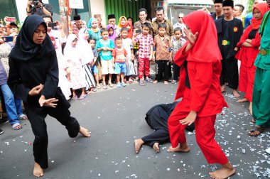 Jakarta, Endonezya 25 Nisan 2019: Palang Pintu, damat Jakarta, Endonezya 'dan Betawi Kültür olarak gelin evine girmeden önce düğün töreninin bir parçasıdır.
