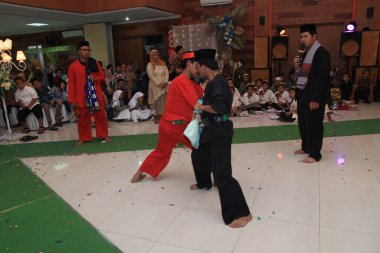 Jakarta, Endonezya 25 Nisan 2019: Palang Pintu, damat Jakarta, Endonezya 'dan Betawi Kültür olarak gelin evine girmeden önce düğün töreninin bir parçasıdır.