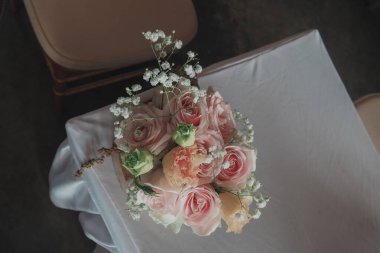 Beyaz bir masaya çiçek aranjmanı