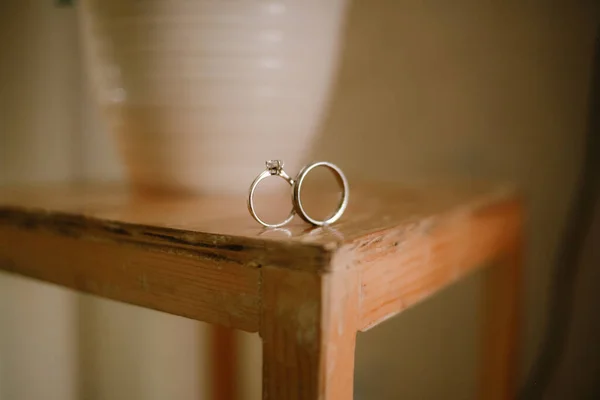Een Paar Ringen Een Houten Tafel — Stockfoto