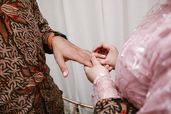 Close Mão Noiva Visto Colocando Anel Dedo Noivo — Fotografia de Stock