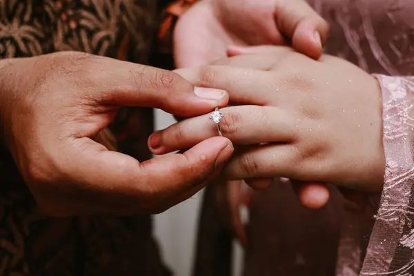Close Mão Noivo Visto Colocando Anel Dedo Noiva — Fotografia de Stock