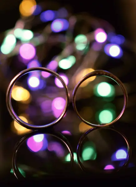 Par Anéis Com Luzes Cintilantes Nas Costas — Fotografia de Stock