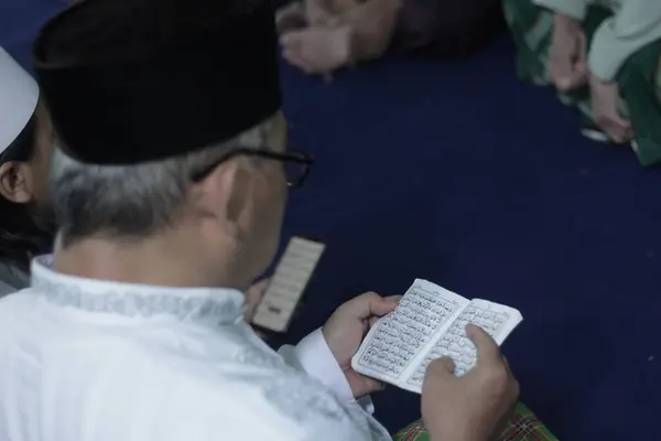 Een Man Die Koran Leest — Stockfoto