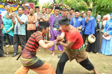 Jakarta, Endonezya 25 Nisan 2017: Palang Pintu, damat gelinin evine Jakarta, Endonezya 'dan Betawi Kültürü olarak girmeden önce düğün töreninin bir parçası.