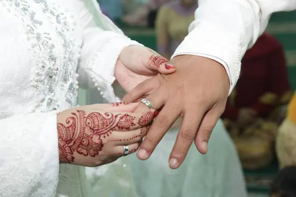 Close Mão Noiva Colocando Anel Mão Noivo — Fotografia de Stock