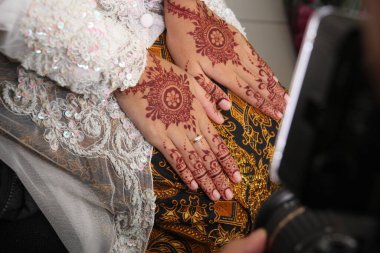 Gelin Innai 'yi elinde tutuyor.