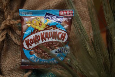 Jakarta, Endonezya - 19 Aralık 2018: Nestle, Koko Krunch tarafından tam tahılla üretildi. Nestle dünyanın önde gelen beslenme, sağlık ve sağlık şirketidir.