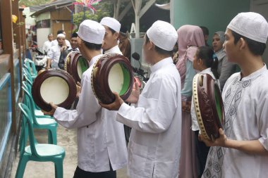jakarta, Endonezya - 13 Ağustos 2016 Rebana ya da İslami vurmalı çalgılar çalan bir grup Müslüman erkek