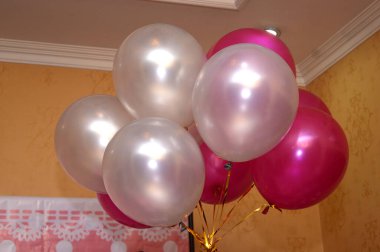 Bazı pembe ve beyaz balonlar