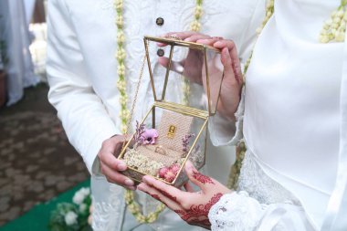 Yüzük ve yeri gelin ve damat tarafından tutuldu.