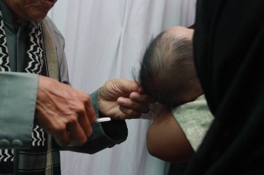Jakarta, Endonezya 13 Eylül 2022, bebek saçı kesme Müslüman geleneği