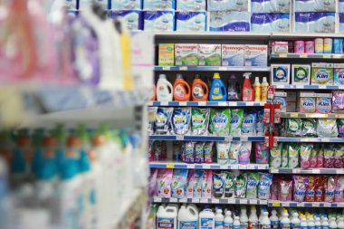 Jakarta, Endonezya. 20 Ekim 2023. Süpermarketlerdeki çeşitli temizlik ürünleri rafları.