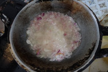 Kızarmış soğan kızartma tavasında kızartılıyor.