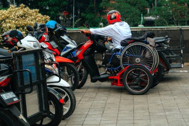 Özürlüler için özel motosiklet kullanan engelli bir kişinin arka görüntüsü