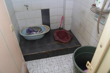 Kirli seramikleri olan çömelmiş tuvalet.