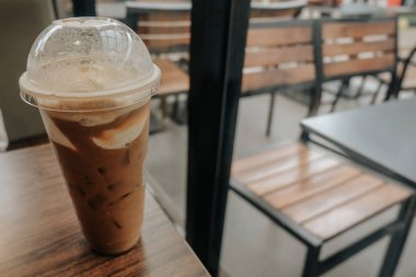 Mocha tahta bir masada yüzüyor.