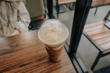 Mocha tahta bir masada yüzüyor.