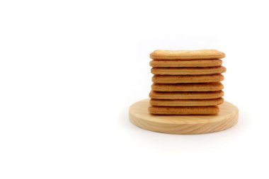 Şeker kaplı bisküviler, beyaz arka planda şekersiz sağlıklı malkist kraker bisküvileri.