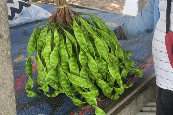 Çiğ petai veya pete (Parkia speciosa). Genellikle çiğ yenir ve pişirilir. Kokuşmuş fasulye ya da acı fasulyelerle ünlüdür..