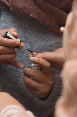 Tırnak cilası sürerken parmakları kapat