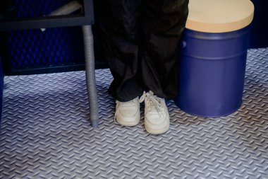 Birinin ayağı tenekeden yapılmış bir tabureyle