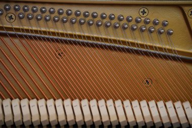 İpli piyano çekiçleri kapat