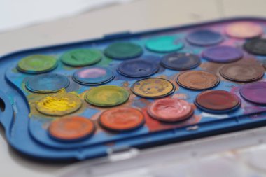 Küçük noktalar şeklinde çocuk suluboya paleti.