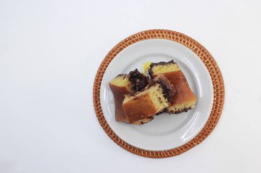 Tatlı Martabak ya da ay ışığında çikolatalı kek, Endonezya yemeği. İzole edilmiş beyaz arkaplan, seçici odak.