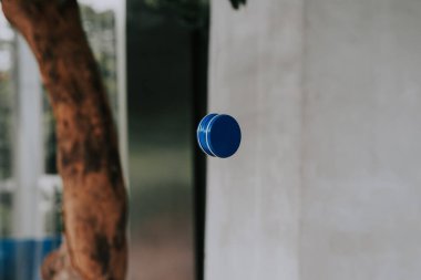 uçan mavi kutu, seçici odak