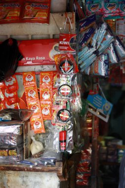 Jakarta, Endonezya. 20 Ağustos 2019 Bakkal tezgahlarında asılı çeşitli ürünler.