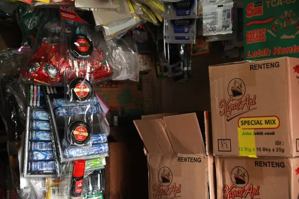 Jakarta, Endonezya. 20 Ağustos 2019 Bakkal tezgahlarında asılı çeşitli ürünler.