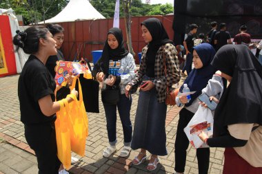 Jakarta, Endonezya - 11 Haziran 2023: Birkaç kadın alım satım yapıyordu.