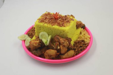 Nasi kuning (Endonezyaca: 