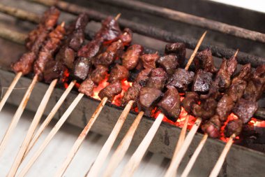 Izgarada keçi ızgarası, ızgara arka plan, kömür ısısı.