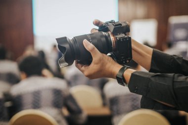 Ticari arkaplan için el kamerasının yan görüntüsünü kapat