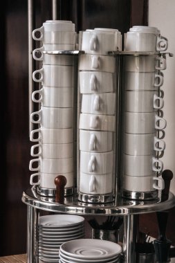 Birbiri üzerine dizilmiş kahve fincanları.