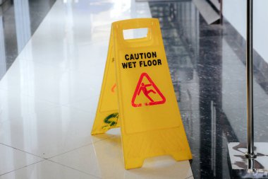 Zemindeki sarı işaret tablosu.